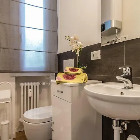 Apartment Color Notes Close To @treviso Train Station Treviso