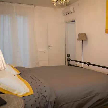 Color Notes Close To @treviso Train Station Apartment *
