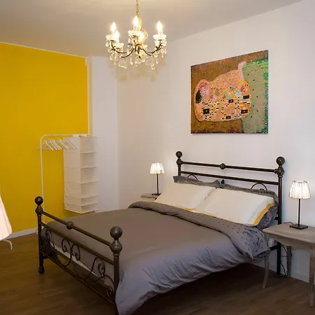 Apartment Color Notes Close To @treviso Train Station