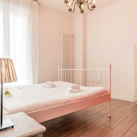 Color Notes Close To @treviso Train Station Apartament
